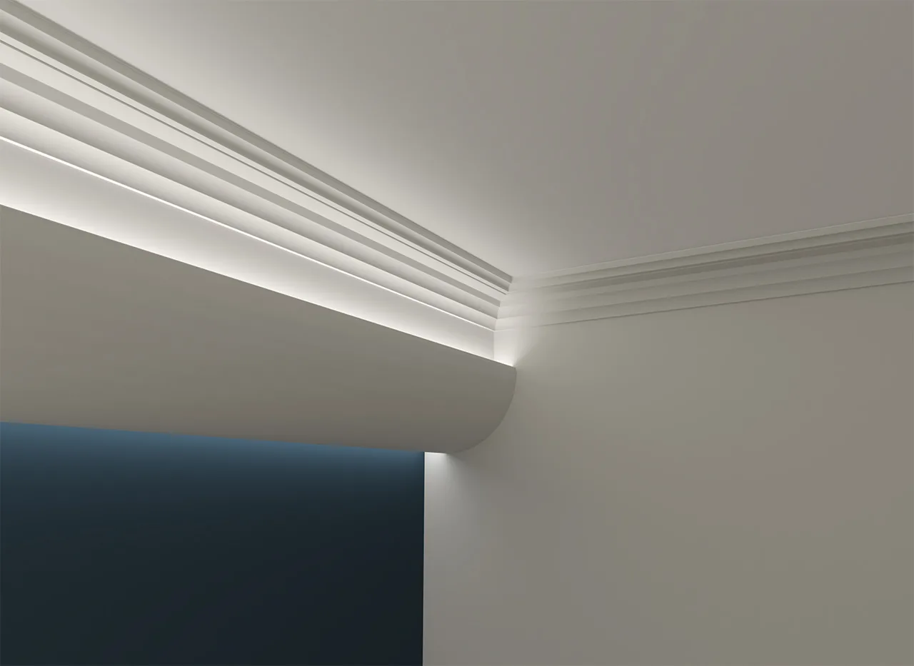 牆面藍白高對比色彩，天花線板層層堆疊，在間接照明設計的烘托下顯得更有層次， 下方弧形線板結尾修飾牆面線條，讓透下來的光更加柔和，打造深海臥房世界。