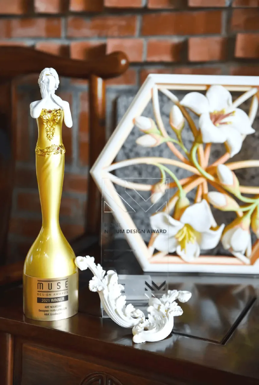 華槶精緻建材新藝飾花系列產品獲獎獎盃